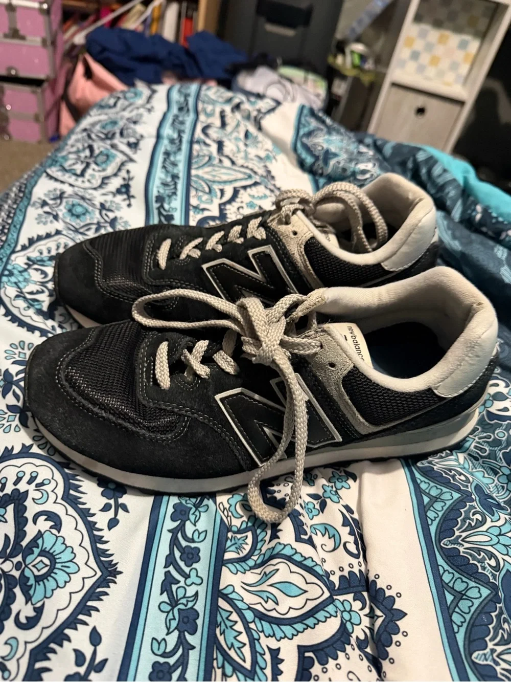New Balance women’s Black & Gray Athletic Sneakers size 8